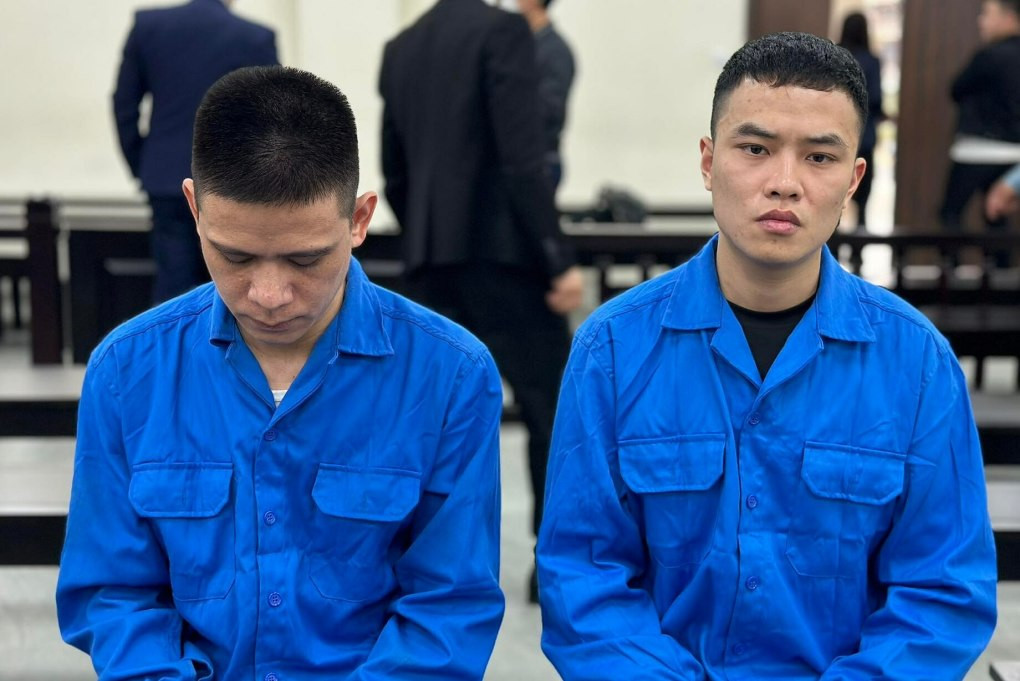 Bị cáo Thức (trái) và bị cáo Lâm (phải) tại phiên tòa.