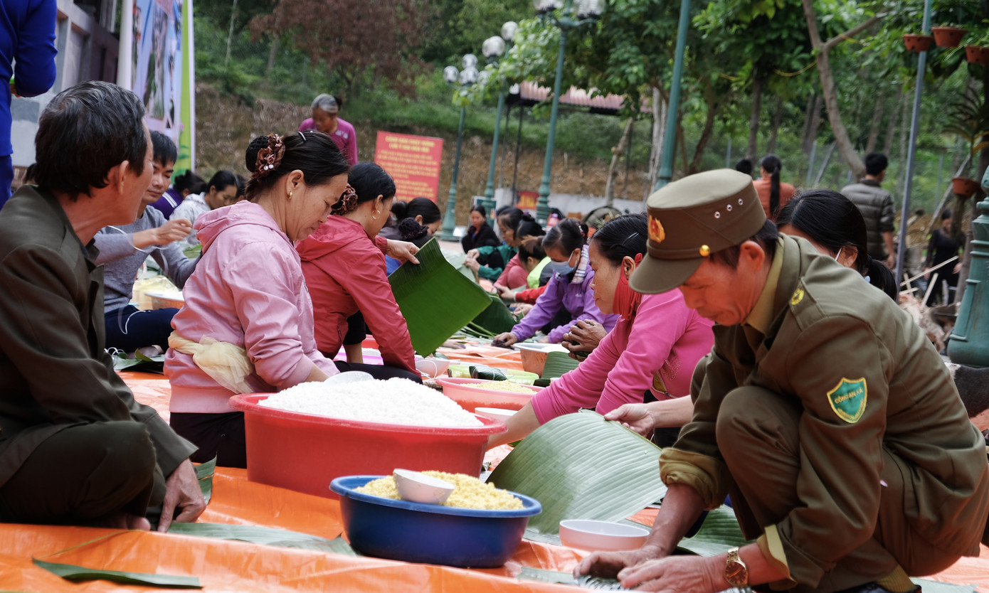 Người dân nhiều tỉnh thành ngày đêm 'gói yêu thương' gửi bà con miền Trung ảnh 21