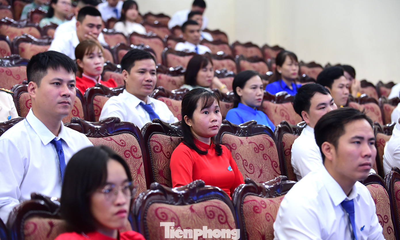 Tham dự Đại hội có 215 đại biểu. Tham dự Đại hội có 215 đại biểu.