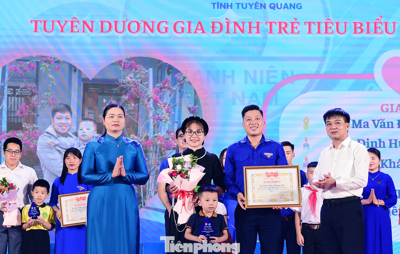 Ông Nguyễn Hưng Vượng – Trưởng Ban Dân vận Tỉnh uỷ và bà Ma Thị Thuý - Phó Trưởng đoàn chuyên trách Đoàn đại biểu Quốc hội tỉnh Tuyên Quang trao khen thưởng gia đình trẻ tiêu biểu 2024.