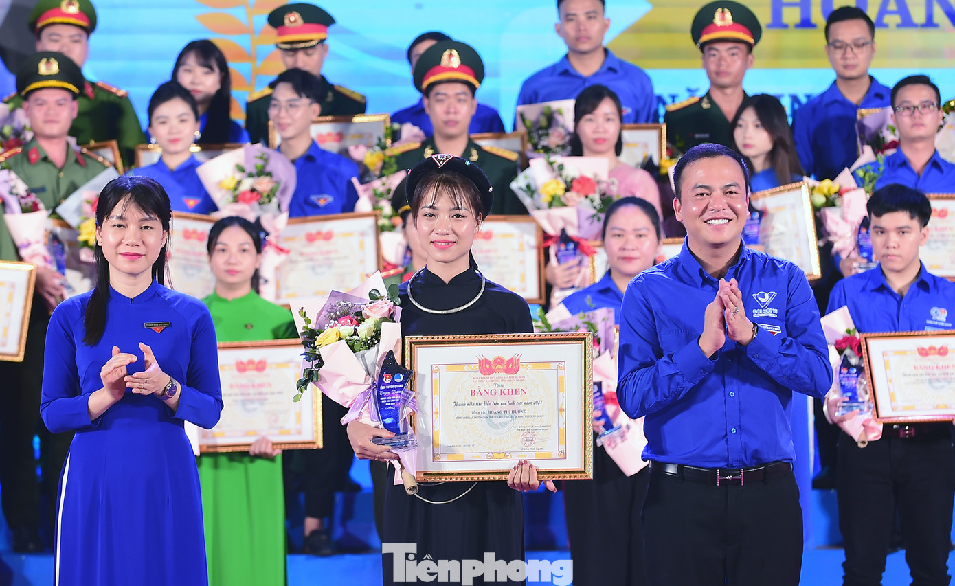 Chị Phạm Thị Kiều Trang - Phó Bí thư Tỉnh Đoàn Tuyên Quang và anh Hoàng Trần Trung - Phó Bí thư Tỉnh Đoàn Tuyên Quang trao khen thưởng thanh niên tiêu biểu.