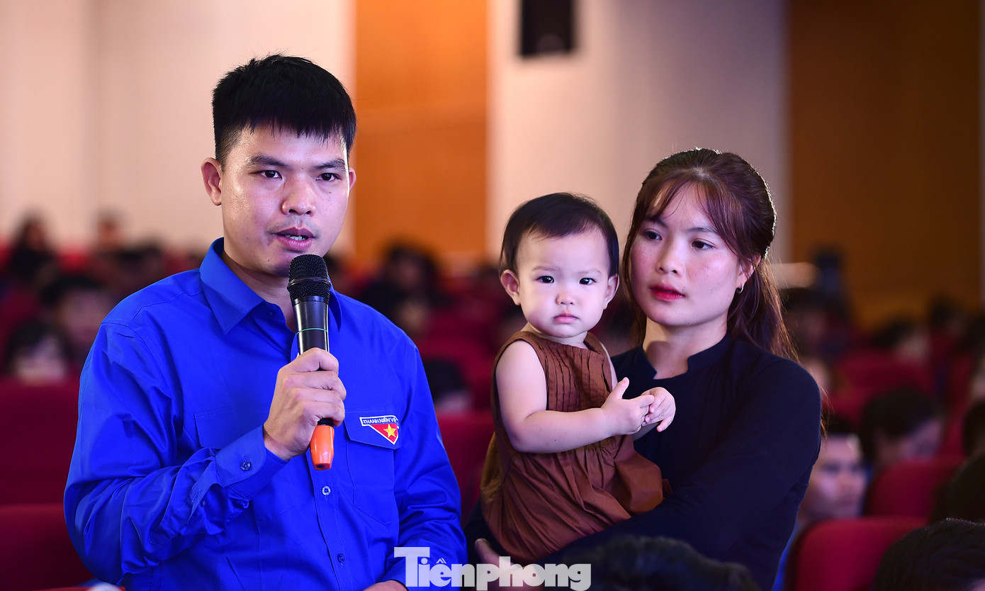 Gia đình trẻ tiêu biểu giao lưu trong chương trình.