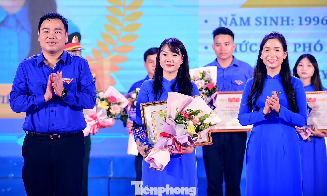 Anh Nguyễn Xuân Hiếu - Phó Chủ tịch T.Ư Hội LHTN Việt Nam và chị Dương Minh Nguyệt - Bí thư Tỉnh Đoàn, Chủ tịch Hội LHTN Việt Nam tỉnh Tuyên Quang tuyên dương thanh niên tiêu biểu.