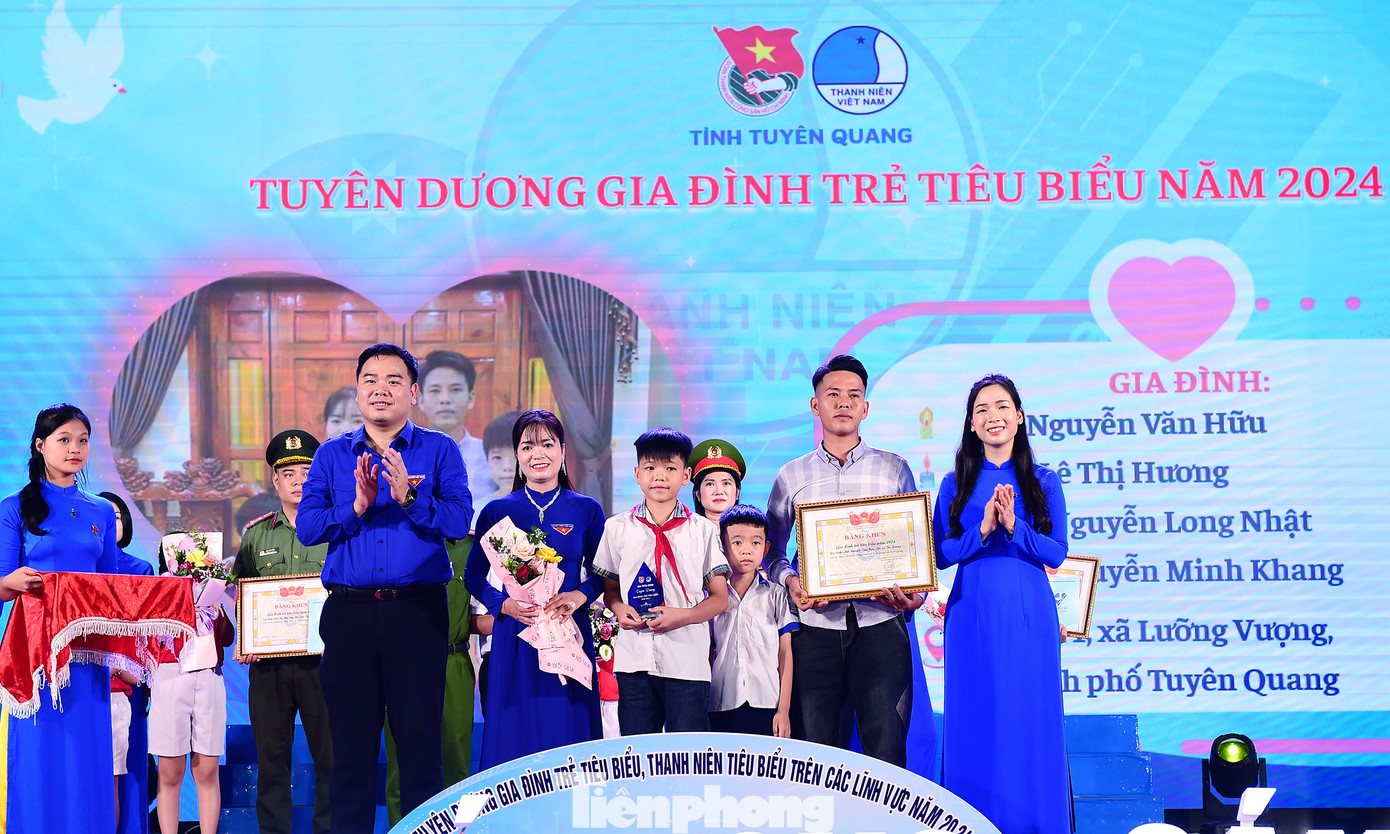 Anh Nguyễn Xuân Hiếu - Phó Chủ tịch T.Ư Hội LHTN Việt Nam và chị Dương Minh Nguyệt - Bí thư Tỉnh Đoàn, Chủ tịch Hội LHTN Việt Nam tỉnh Tuyên Quang tuyên dương gia đình trẻ tiêu biểu.