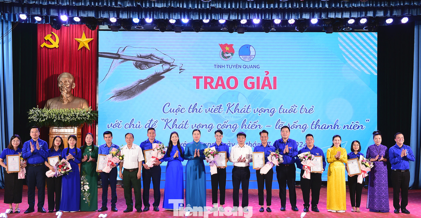 Tỉnh Đoàn Tuyên Quang trao 1 giải cuộc thi viết "Khát vọng tuổi trẻ"