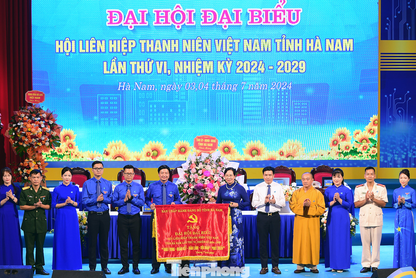 Bà Lê Thị Thủy tặng hoa, bức trướng chúc mừng Đại hội.