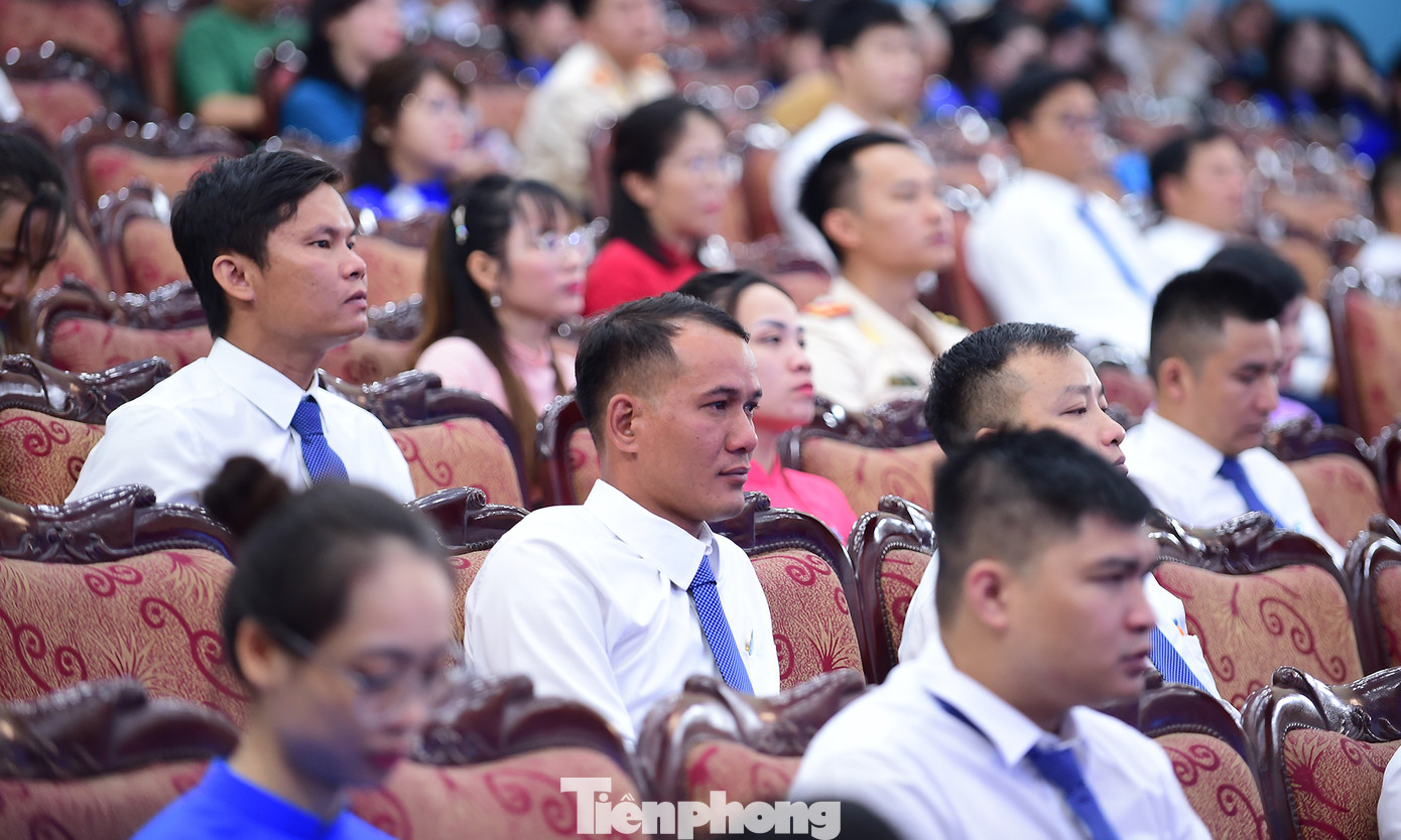 Tham dự Đại hội có 215 đại biểu. Tham dự Đại hội có 215 đại biểu.