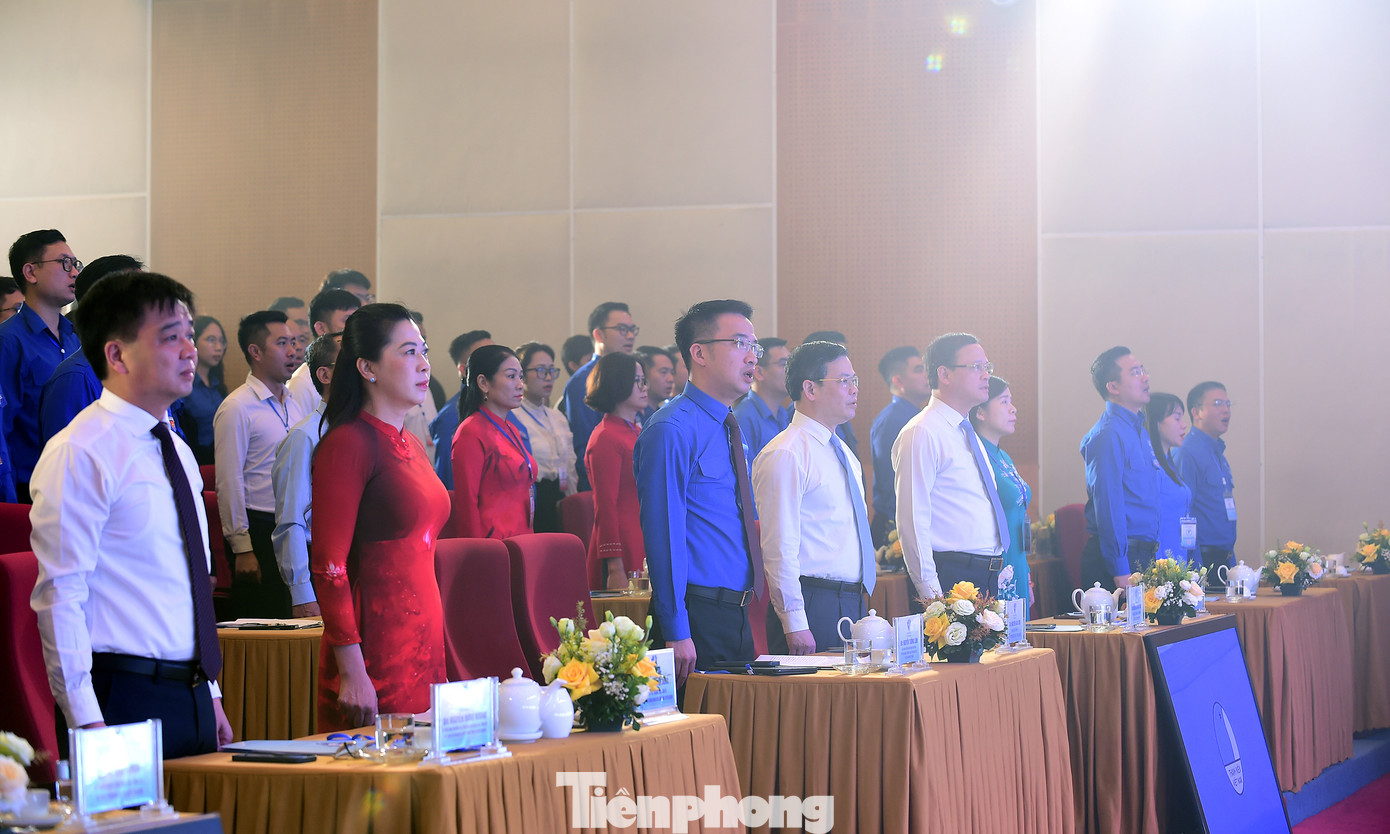 Các đại biểu thực hiện nghi lễ chào cờ tại Đại hội.