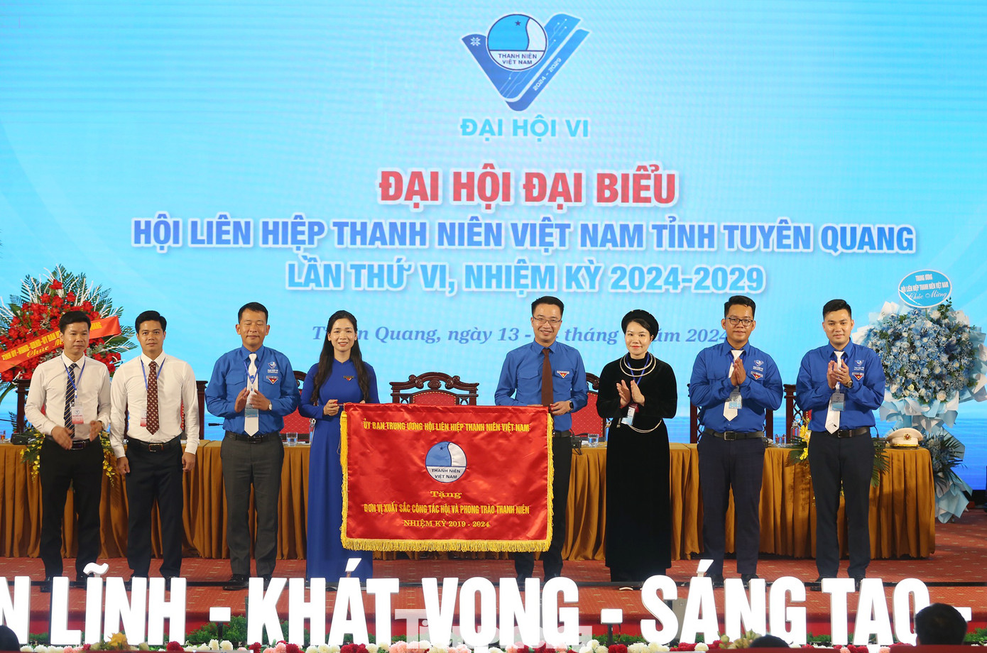 Anh Nguyễn Tường Lâm tặng cờ thi đua của T.Ư Hội LHTN Việt Nam cho Uỷ ban Hội LHTN Việt Nam tỉnh Tuyên Quang.