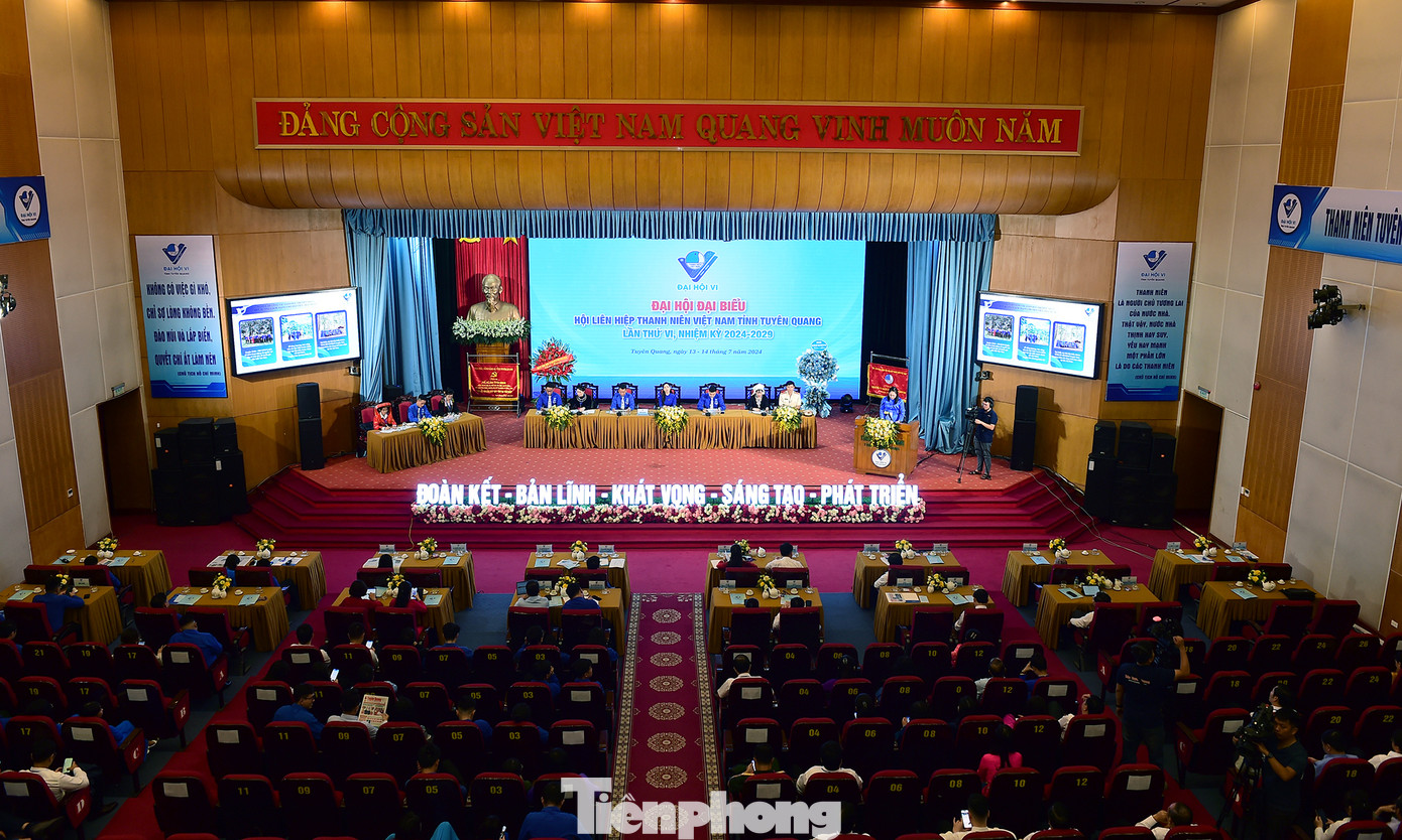 Toàn cảnh phiên trọng thể Đại hội Hội LHTN Việt Nam tỉnh Tuyên Quang lần thứ VI.