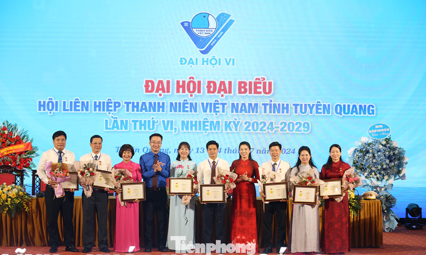 Anh Nguyễn Tường Lâm tặng Kỷ niệm chương Vì thế hệ trẻ tại Đại hội.