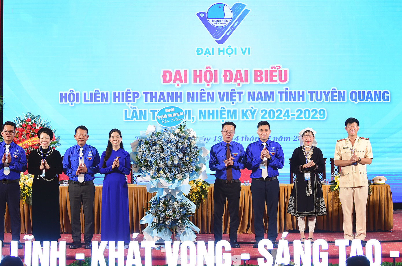Anh Nguyễn Tường Lâm tặng hoa chúc mừng Đại hội.