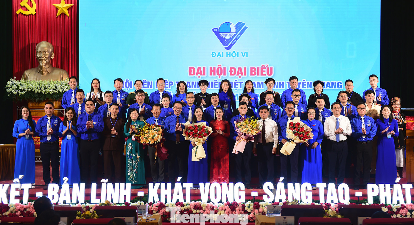 Lãnh đạo T.Ư Đoàn, T.Ư Hội và tỉnh Tuyên Quang tặng hoa chúc mừng Uỷ ban Hội LHTN Việt Nam tỉnh Tuyên Quang khoá VI