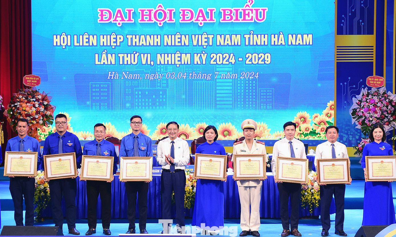 Tỉnh Hà Nam tặng bằng khen cho các tập thể và cá nhân tiêu biểu có thành tích xuất sắc trong công tác Hội và phong trào thanh niên nhiệm kỳ qua.