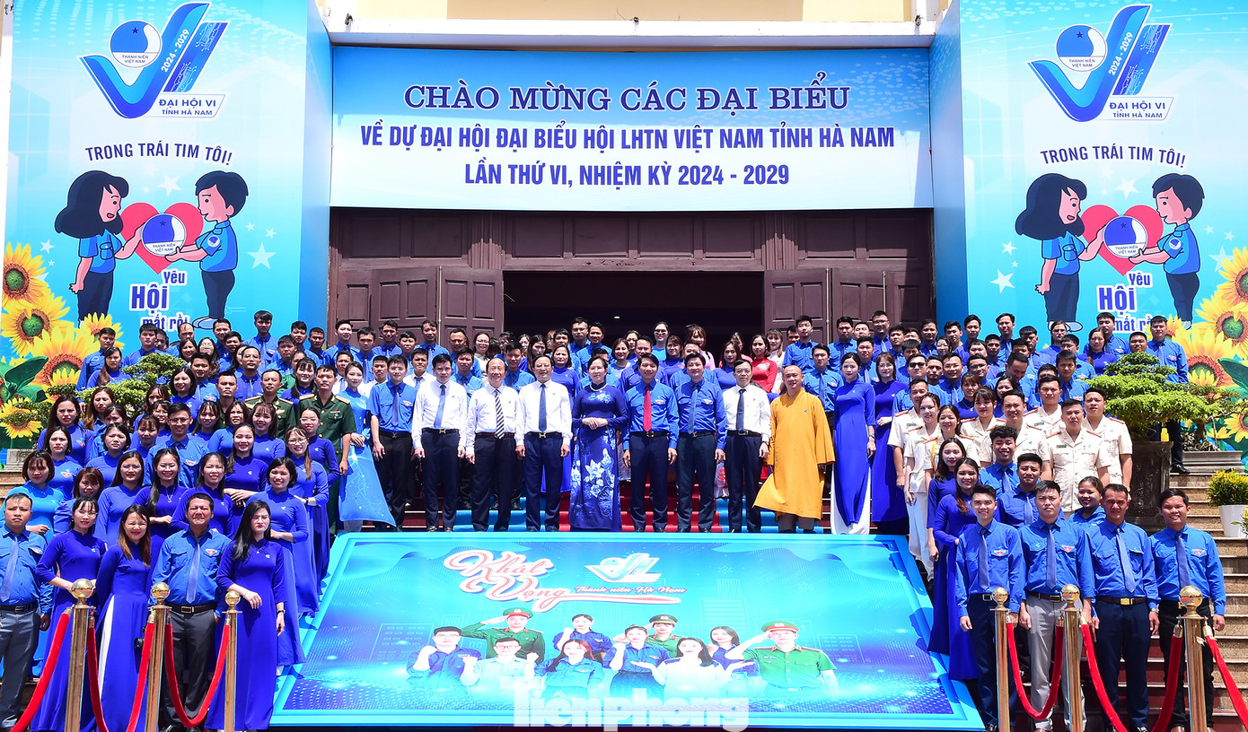 Các đại biểu chụp ảnh lưu niệm