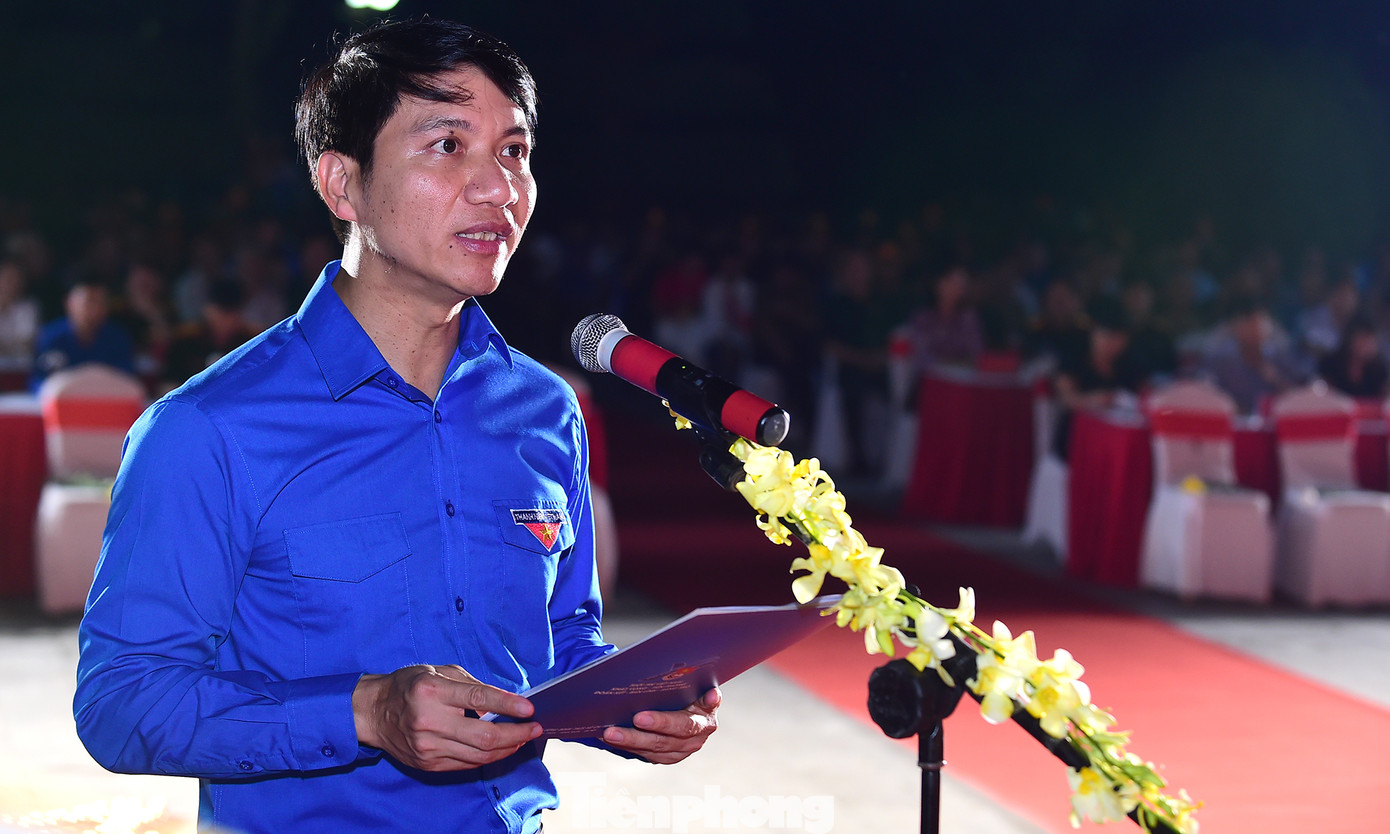 Anh Nguyễn Ngọc Lương phát biểu tại lễ thắp nến tri ân. Ảnh: Xuân Tùng