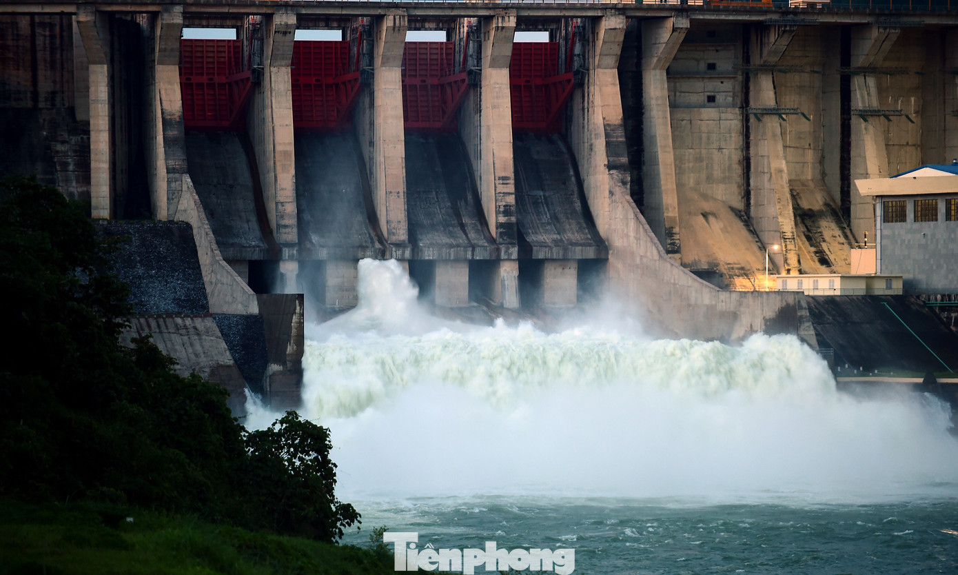Ghi nhận chiều 16/7, dòng nước cuồn cuộn từ cửa xả đáy hồ thuỷ điện Tuyên Quang tuôn xuống hạ lưu sông Gâm.
