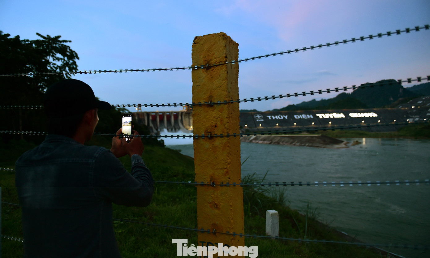 Nghe tin nhà máy thuỷ điện xả lũ, một số người sống xung quanh đến chụp ảnh, ngắm cảnh.