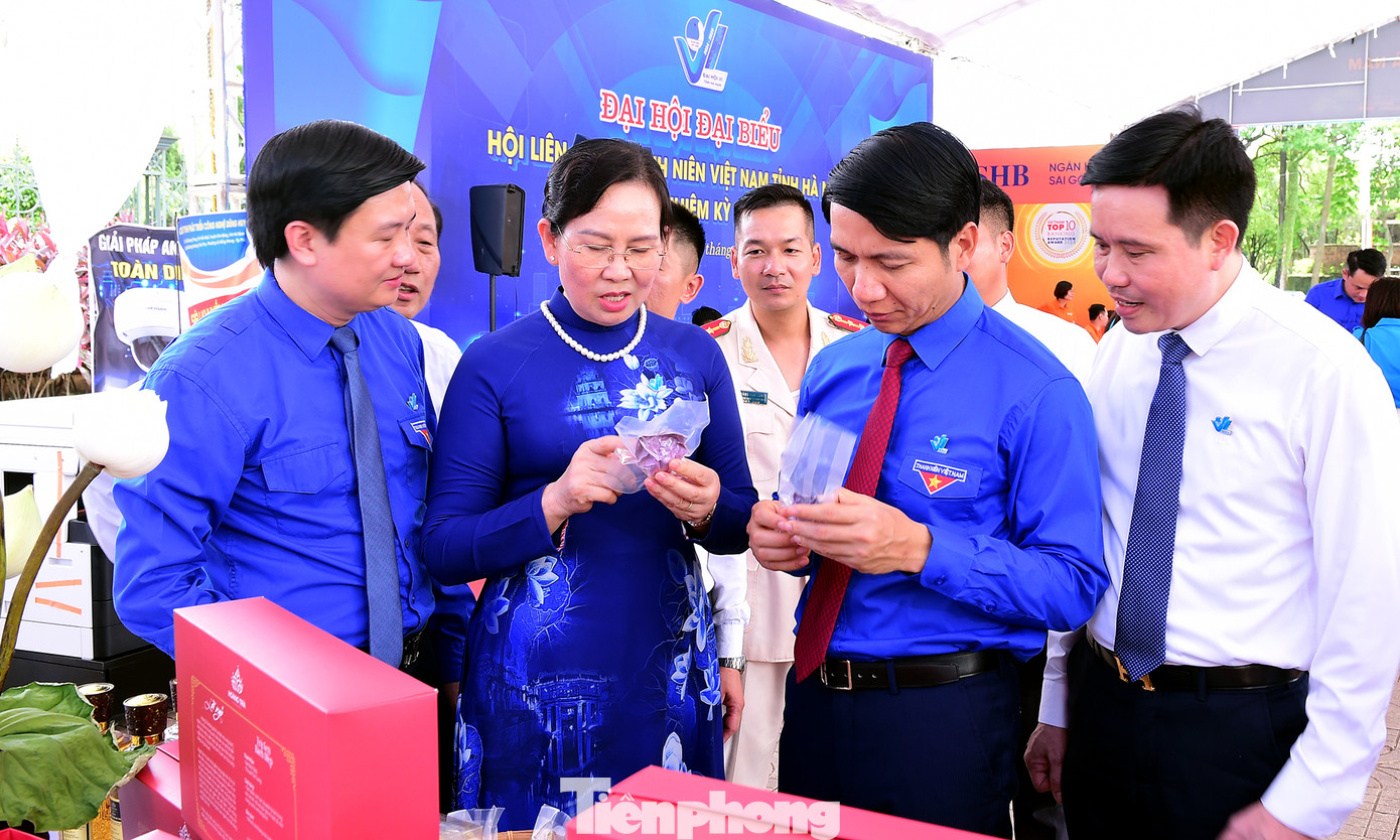 Các đại biểu thăm quan mô hình khởi nghiệp sáng tạo tỉnh Hà Nam. Ảnh: XUÂN TÙNG