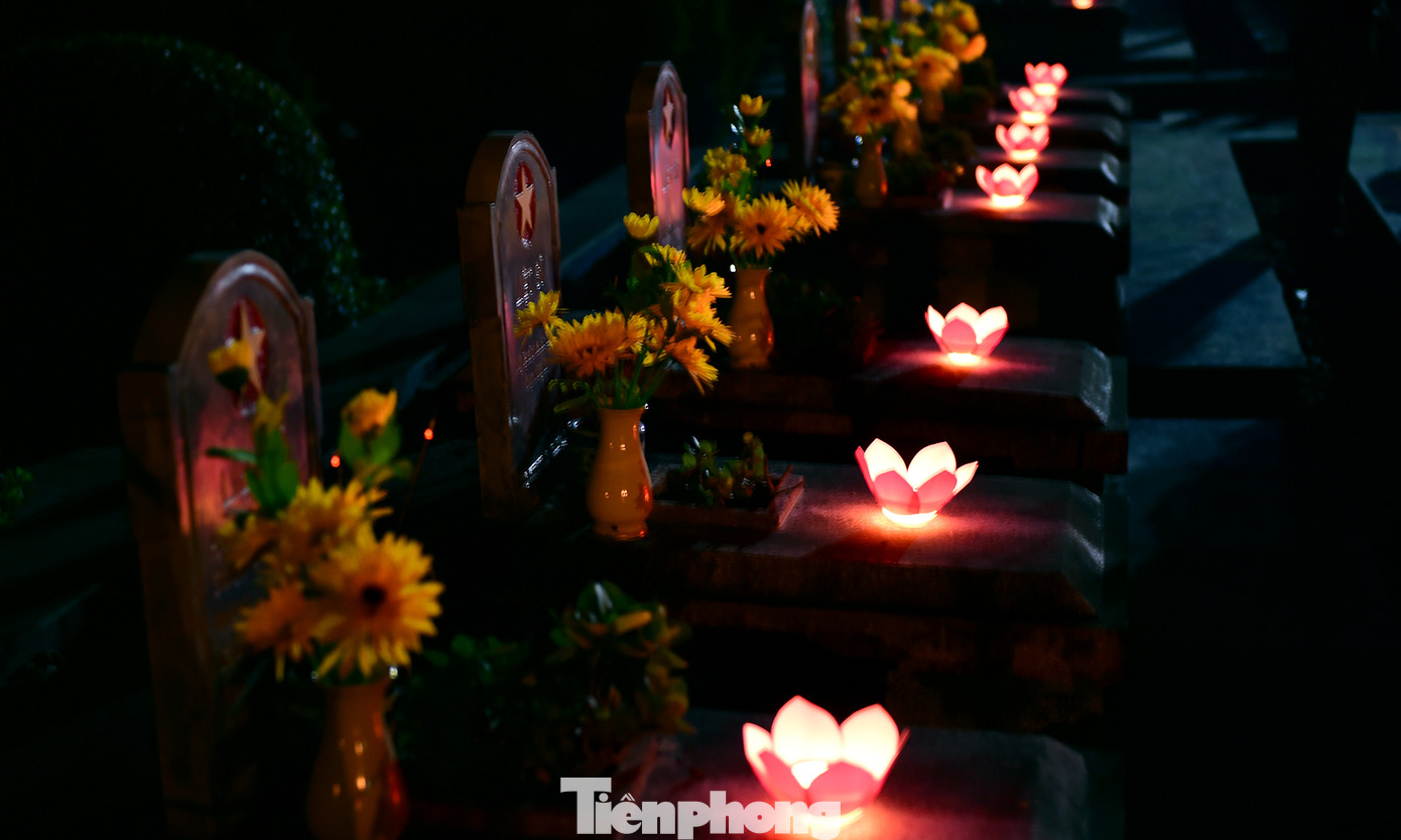 Lễ thắp nến tri ân tại Nghĩa trang liệt sĩ Độc Lập (Điện Biên) tối 26/7. Ảnh: Xuân Tùng