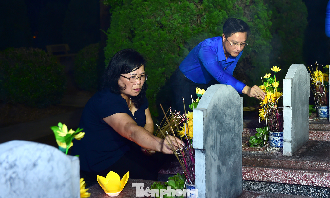 Bà Giàng Thị Hoa – Phó Chủ tịch HĐND tỉnh Điện Biên, và anh Đặng Thành Huy - Bí thư Tỉnh Đoàn Điện Biên thắp hương phần mộ liệt sĩ. Ảnh: Xuân Tùng