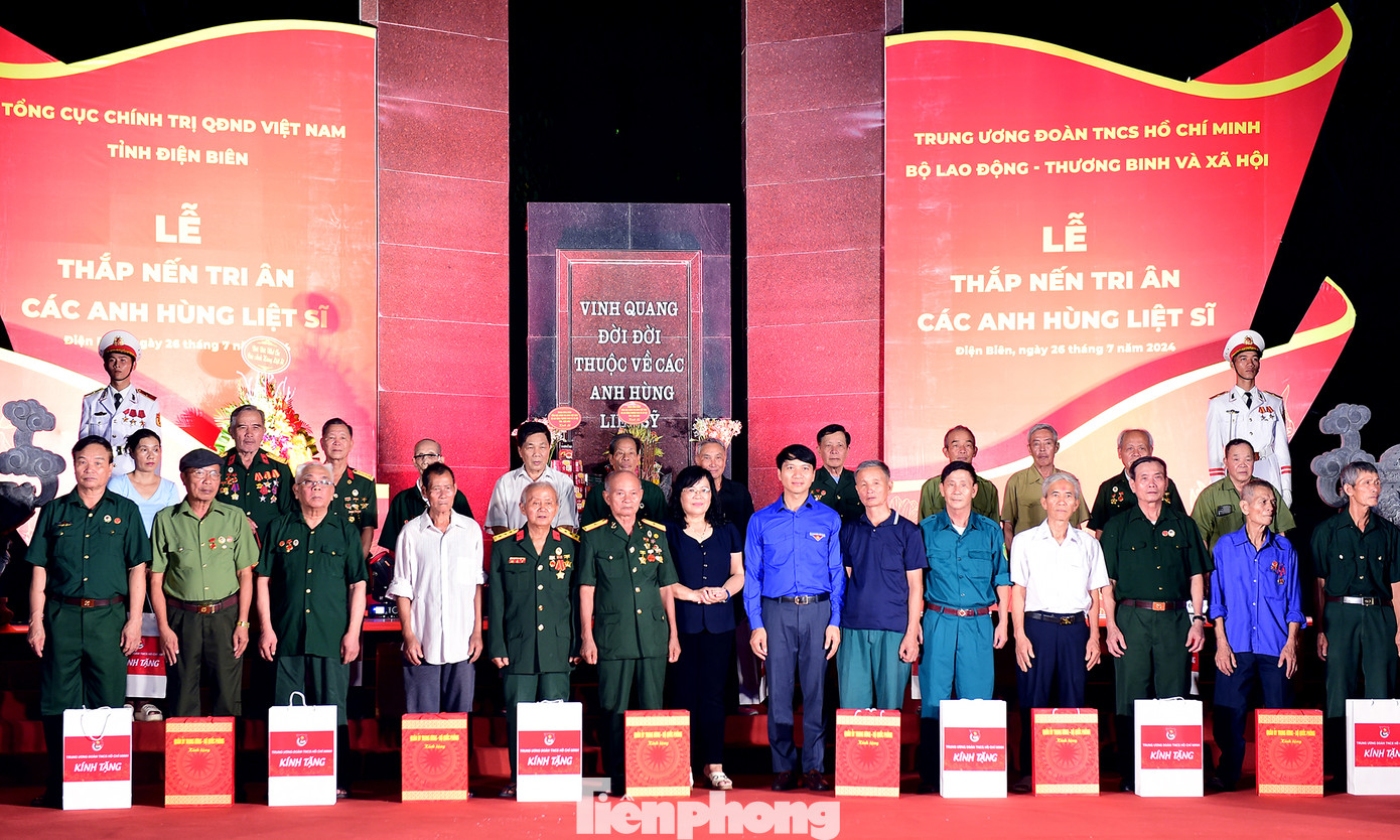 Bí thư thường trực T.Ư Đoàn Nguyễn Ngọc Lương và Phó Chủ tịch HĐND tỉnh Điện Biên Giàng Thị Hoa tặng quà tri ân các thương bệnh binh, người có công tại chương trình. Ảnh: Xuân Tùng