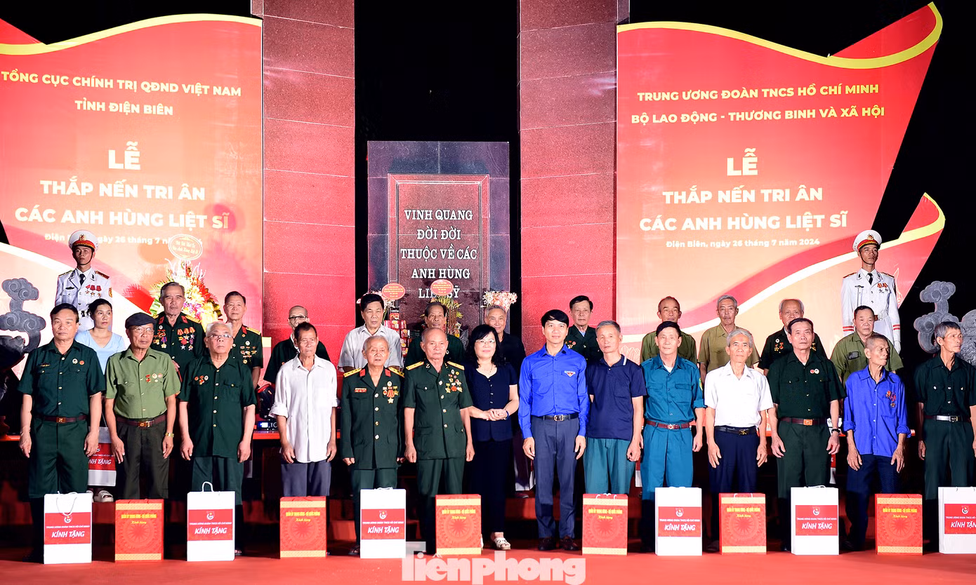 Bí thư thường trực T.Ư Đoàn Nguyễn Ngọc Lương và Phó Chủ tịch HĐND tỉnh Điện Biên Giàng Thị Hoa tặng quà tri ân các thương bệnh binh, người có công tại chương trình. Ảnh: Xuân Tùng Bí thư thường trực T.Ư Đoàn Nguyễn Ngọc Lương và Phó Chủ tịch HĐND tỉnh Điện Biên Giàng Thị Hoa tặng quà tri ân các thương bệnh binh, người có công tại chương trình. Ảnh: Xuân Tùng