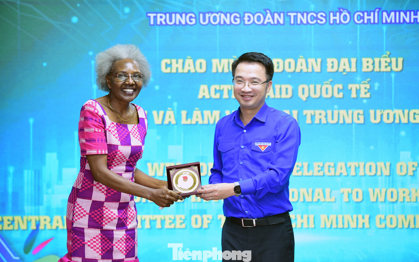 Bí thư T.Ư Đoàn Nguyễn Tường Lâm tặng quà lưu niệm Chủ tịch Hội đồng Quản trị Quốc tế của ActionAid Hellen Grace Akwii-Wangusa. Ảnh: Xuân Tùng