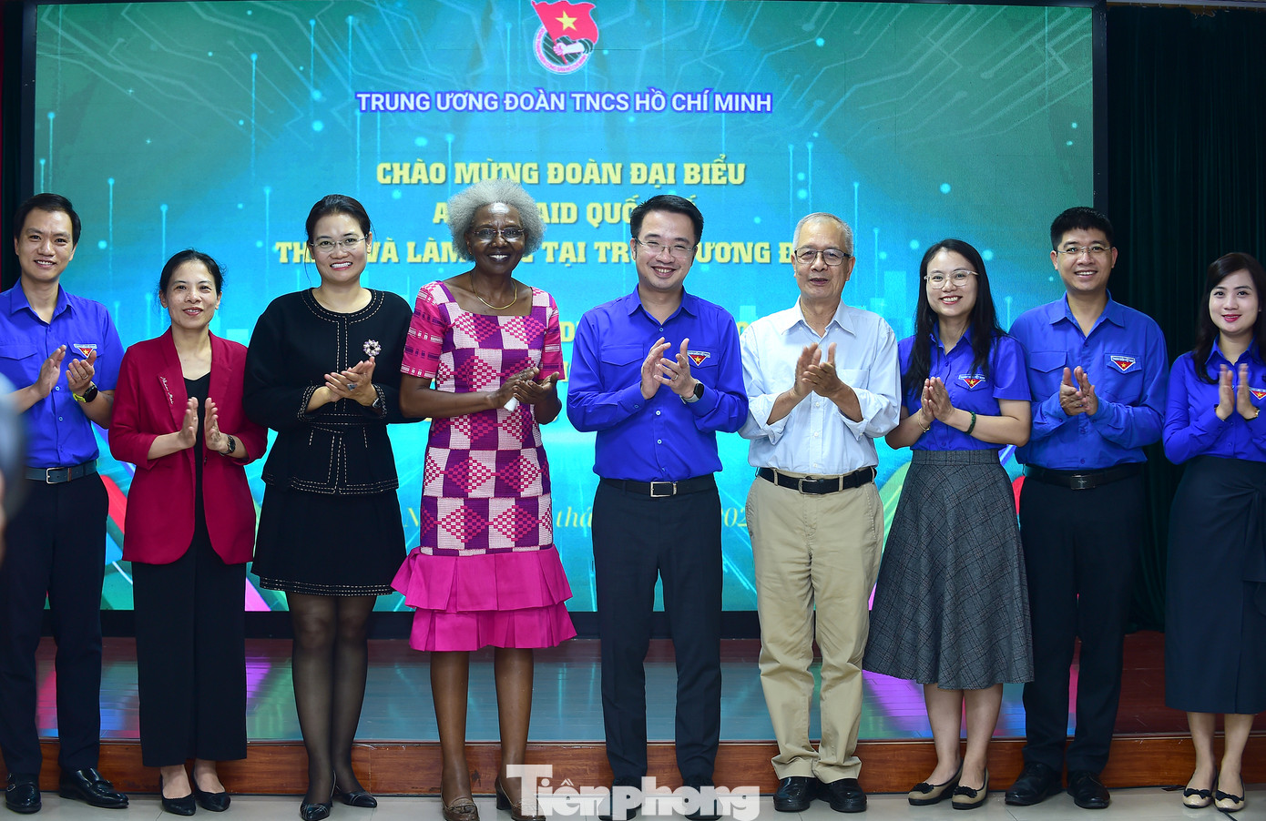 Các đại biểu chụp ảnh lưu niệm. Ảnh: Xuân Tùng