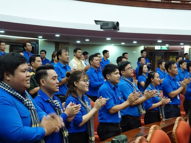 Anh Thiệu Minh Quỳnh (thứ hai từ trái sang, hàng thứ hai) và các đảng viên trẻ tiêu biểu toàn quốc trong chương trình Tổng Bí thư Nguyễn Phú Trọng gặp mặt năm 2019. Ảnh: Như Ý Anh Thiệu Minh Quỳnh (thứ hai từ trái sang, hàng thứ hai) và các đảng viên trẻ tiêu biểu toàn quốc trong chương trình Tổng Bí thư Nguyễn Phú Trọng gặp mặt năm 2019. Ảnh: Như Ý