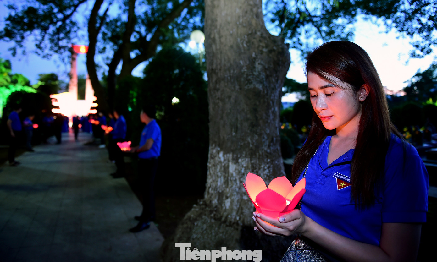 Lễ thắp nến tri ân tại Nghĩa trang liệt sĩ Độc Lập (Điện Biên) tối 26/7. Ảnh: Xuân Tùng