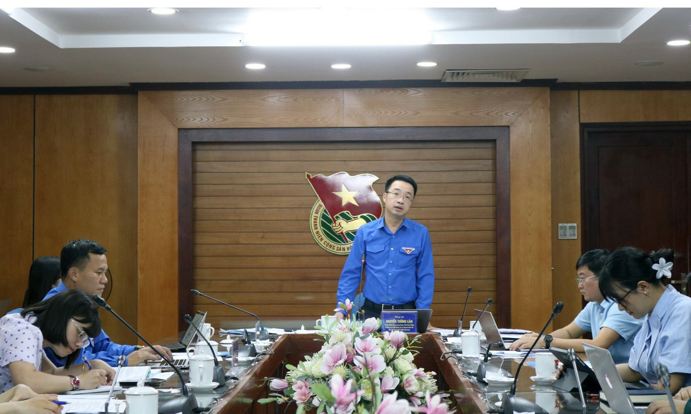 Anh Nguyễn Tường Lâm chủ trì hội nghị.