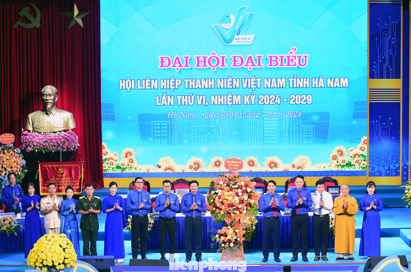 T.Ư Hội LHTN Việt Nam tặng hoa chúc mừng Đại hội.