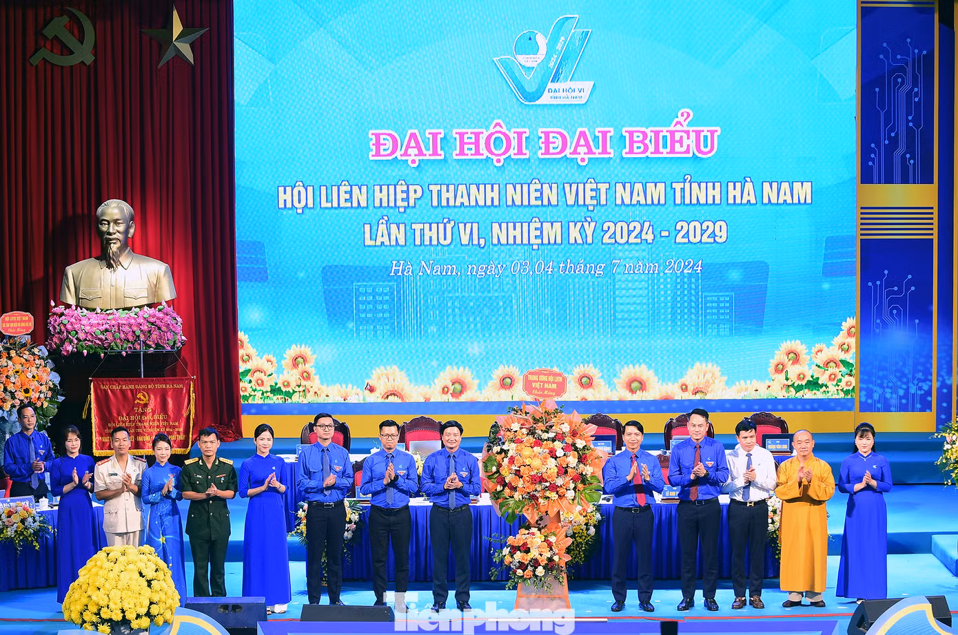 Thay mặt thường trực T.Ư Hội LHTN Việt Nam, anh Nguyễn Ngọc Lương tặng lẵng hoa chúc mừng thành công Đại hội Đại biểu Hội LHTN tỉnh Hà Nam, nhiệm kỳ 2024 - 2029. Ảnh: XUÂN TÙNG Thay mặt thường trực T.Ư Hội LHTN Việt Nam, anh Nguyễn Ngọc Lương tặng lẵng hoa chúc mừng thành công Đại hội Đại biểu Hội LHTN tỉnh Hà Nam, nhiệm kỳ 2024 - 2029. Ảnh: XUÂN TÙNG