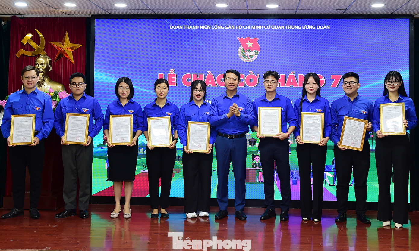 Anh Nguyễn Ngọc Lương - Bí thư thường trực T.Ư Đoàn trao quyết định các công chức mới được tuyển dụng. Ảnh: Xuân Tùng Anh Nguyễn Ngọc Lương - Bí thư thường trực T.Ư Đoàn trao quyết định các công chức mới được tuyển dụng. Ảnh: Xuân Tùng