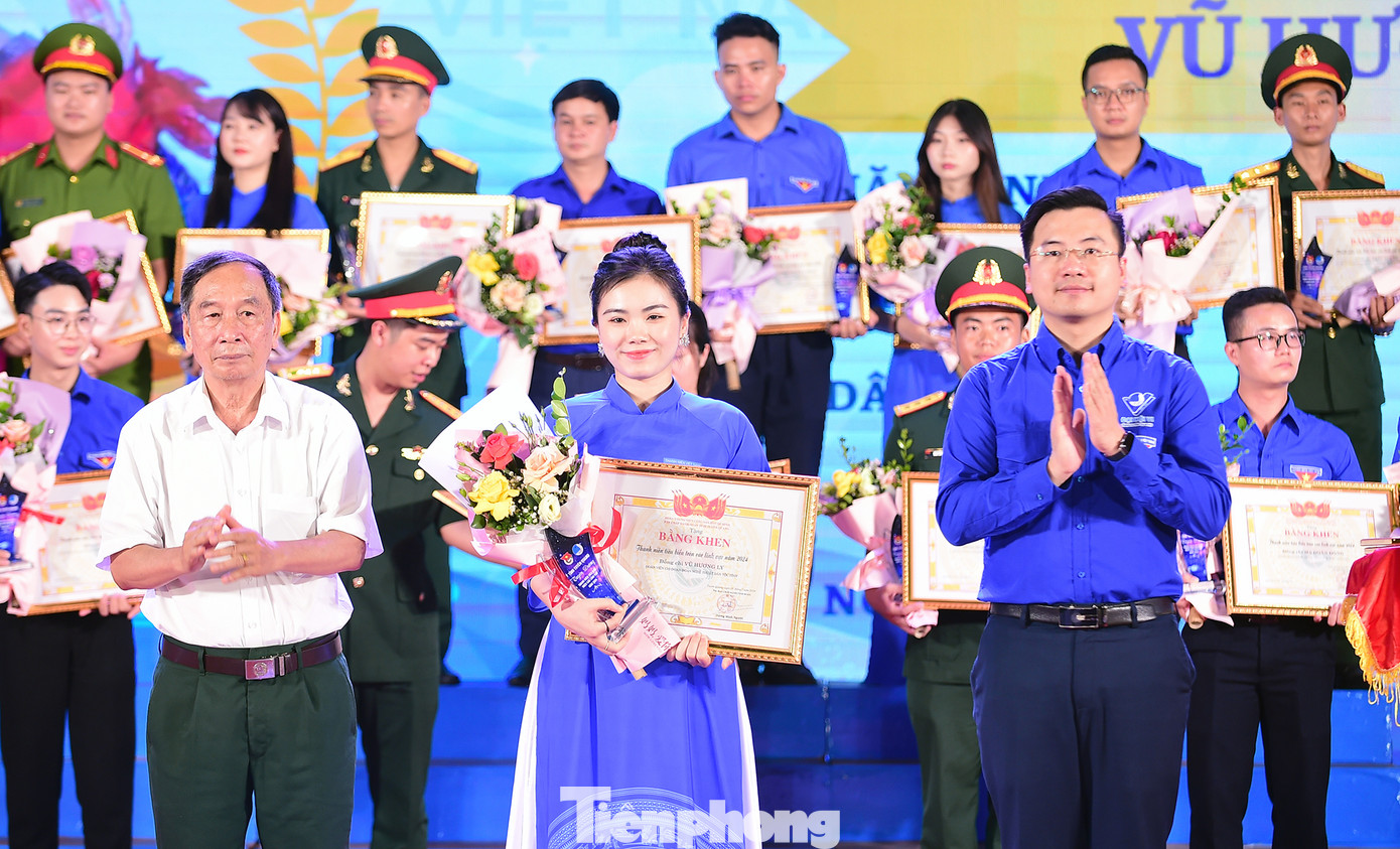 Anh Nguyễn Nhất Linh - Phó Bí thư Tỉnh Đoàn Tuyên Quang cùng đại diện trao khen thưởng thanh niên tiêu biểu.