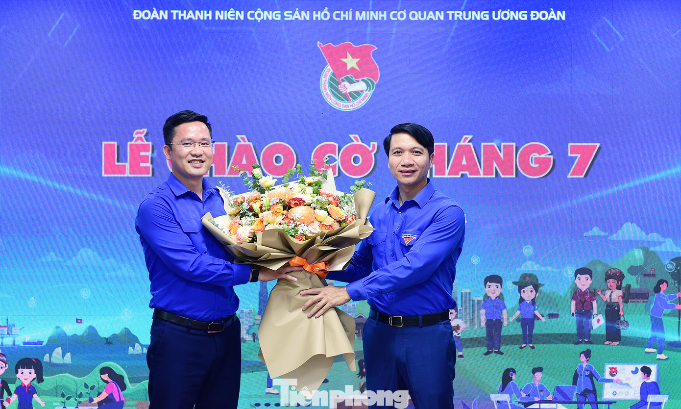 Anh Nguyễn Ngọc Lương tặng hoa chúc mừng Ngày truyền thống lực lượng thanh niên xung phong tại chương trình. Anh Vũ Huy Dương - Phó Trưởng Ban TNXP T.Ư Đoàn, Phó Chỉ huy Trưởng Lực lượng TNXP Trung ương, đại diện đón nhận. Ảnh: Xuân Tùng Anh Nguyễn Ngọc Lương tặng hoa chúc mừng Ngày truyền thống lực lượng thanh niên xung phong tại chương trình. Anh Vũ Huy Dương - Phó Trưởng Ban TNXP T.Ư Đoàn, Phó Chỉ huy Trưởng Lực lượng TNXP Trung ương, đại diện đón nhận. Ảnh: Xuân Tùng