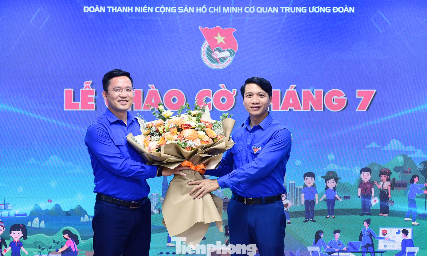 Anh Nguyễn Ngọc Lương tặng hoa chúc mừng Ngày truyền thống lực lượng thanh niên xung phong tại chương trình. Anh Vũ Huy Dương - Phó Trưởng Ban TNXP T.Ư Đoàn, Phó Chỉ huy Trưởng Lực lượng TNXP Trung ương, đại diện đón nhận. Ảnh: Xuân Tùng Anh Nguyễn Ngọc Lương tặng hoa chúc mừng Ngày truyền thống lực lượng thanh niên xung phong tại chương trình. Anh Vũ Huy Dương - Phó Trưởng Ban TNXP T.Ư Đoàn, Phó Chỉ huy Trưởng Lực lượng TNXP Trung ương, đại diện đón nhận. Ảnh: Xuân Tùng