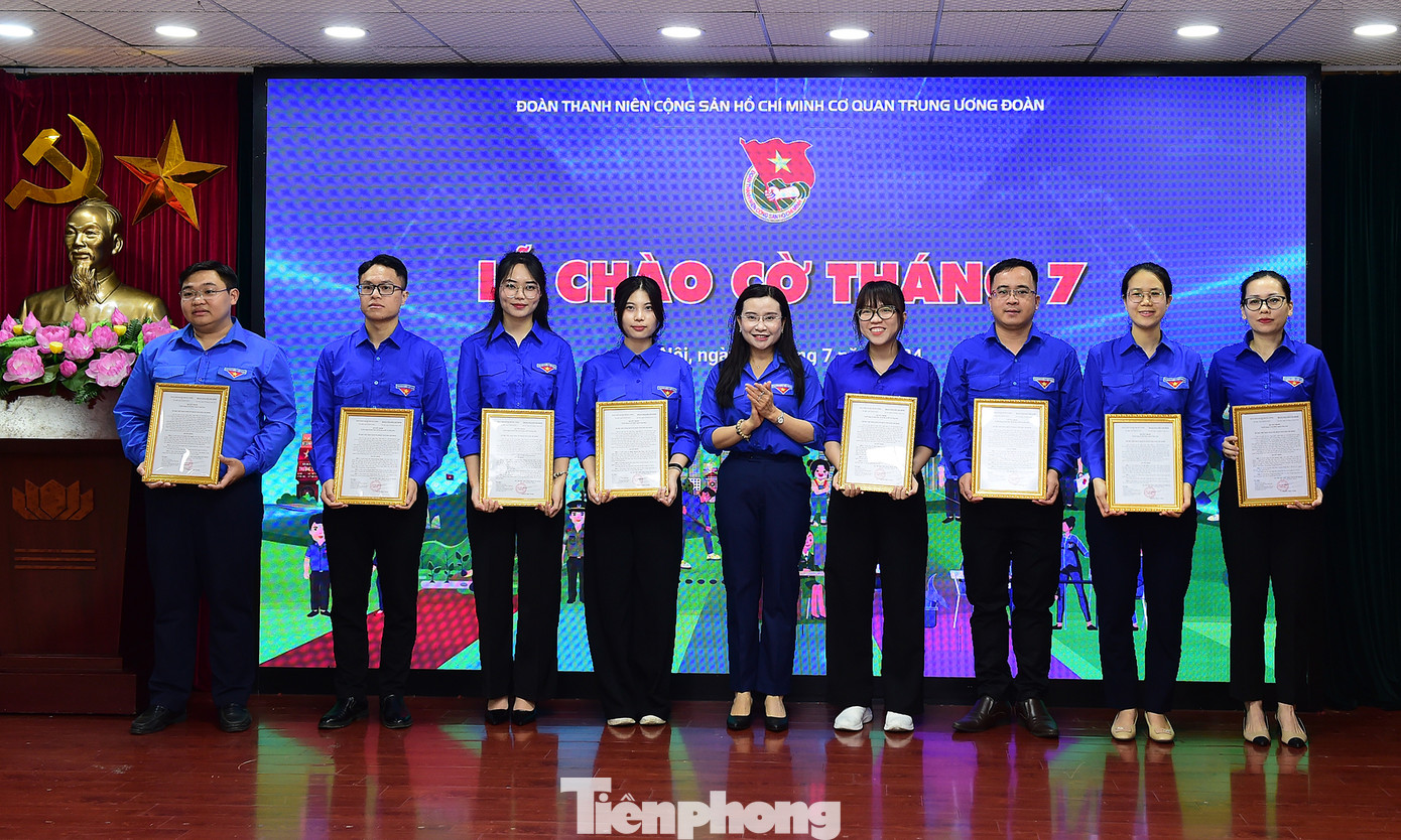 Chị Nguyễn Phạm Duy Trang - Bí thư T.Ư Đoàn trao quyết định các công chức mới được tuyển dụng. Ảnh: Xuân Tùng Chị Nguyễn Phạm Duy Trang - Bí thư T.Ư Đoàn trao quyết định các công chức mới được tuyển dụng. Ảnh: Xuân Tùng