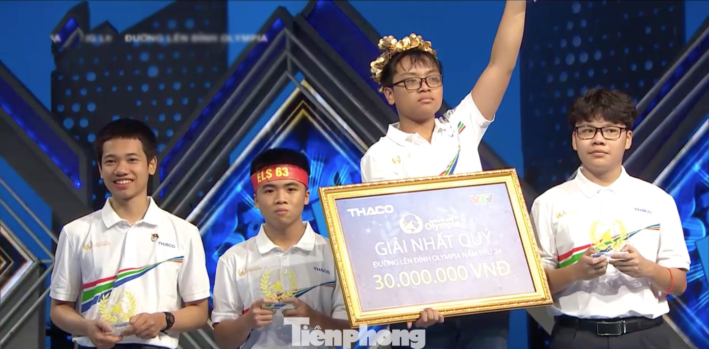 Võ Quang Phú Đức (THPT chuyên Quốc học, Thừa Thiên – Huế) giành vòng nguyệt quế trận quý III.