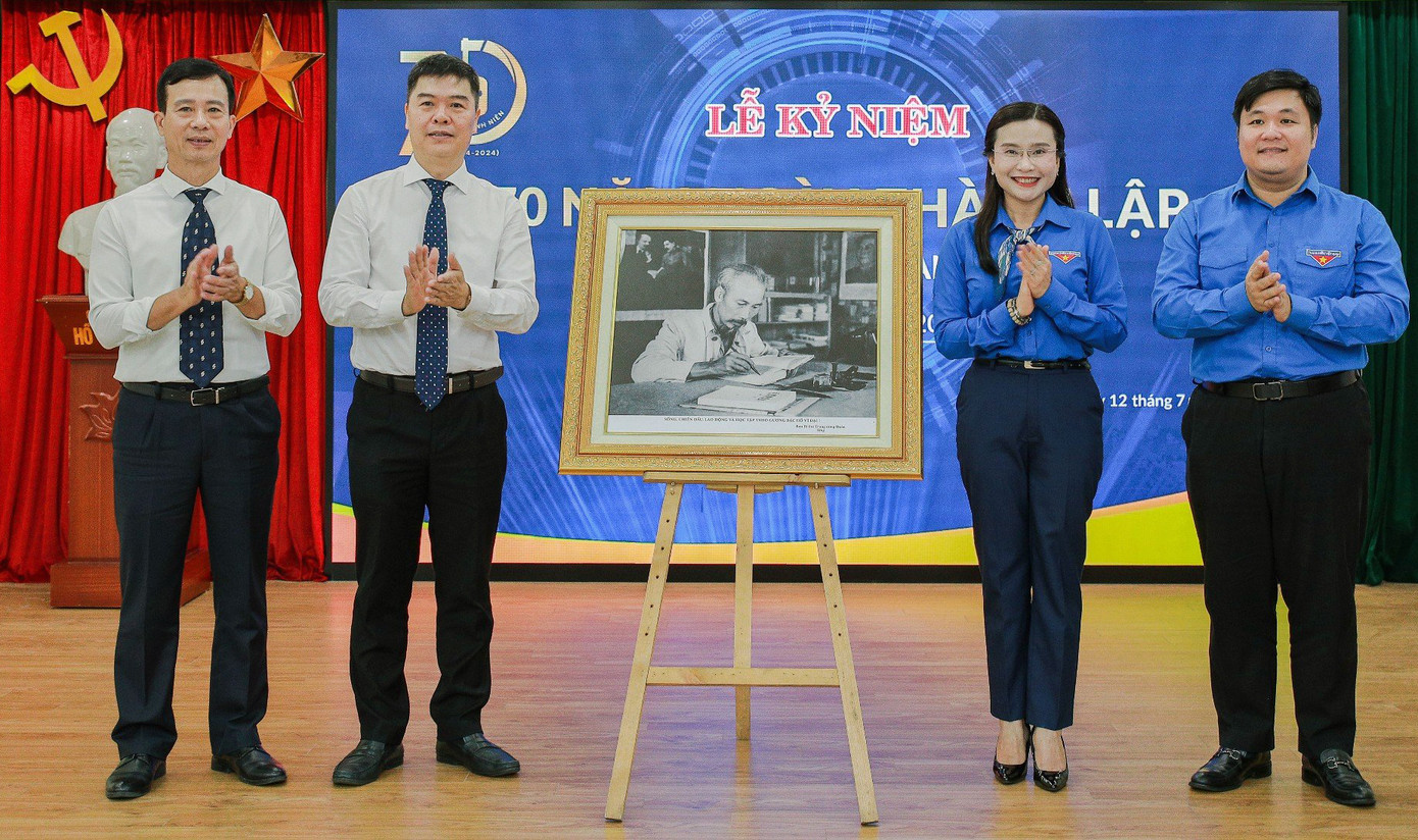 Chị Nguyễn Phạm Duy Trang chúc mừng 70 năm thành lập NXB Thanh Niên. Ảnh: BTC