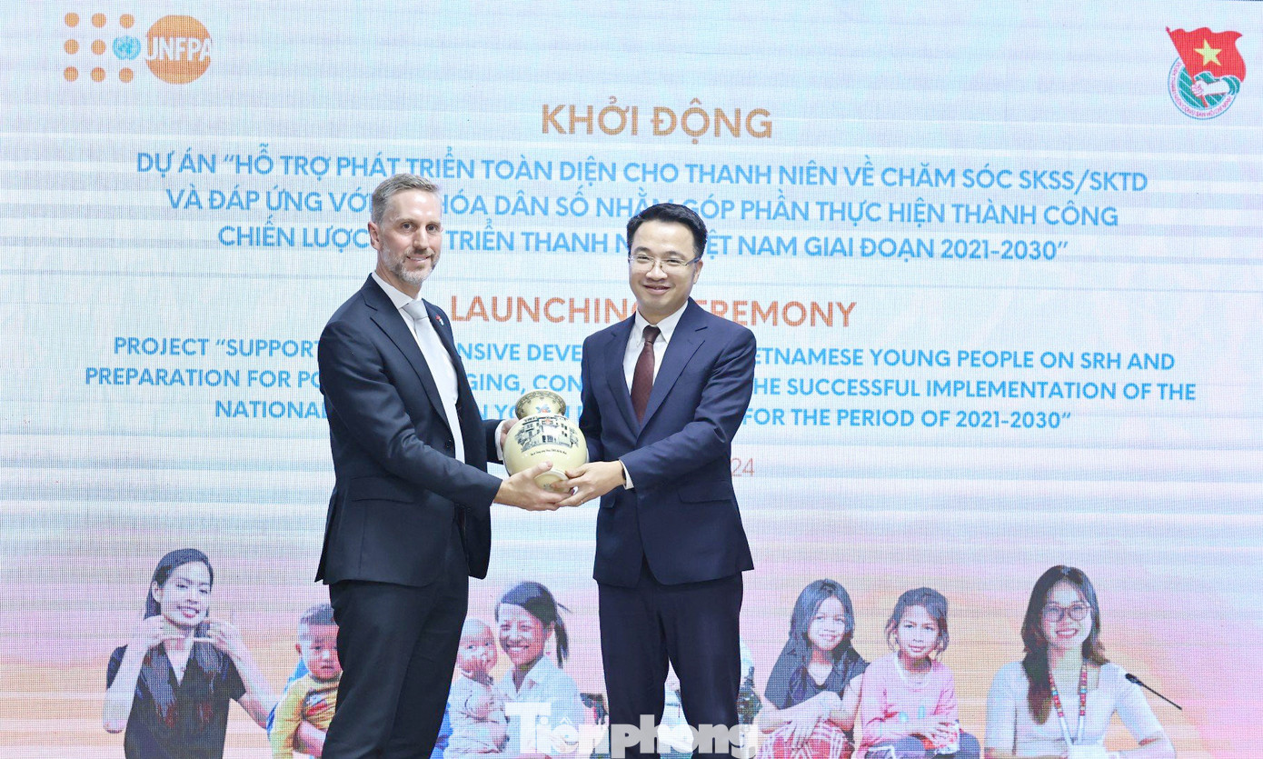 Bí thư T.Ư Đoàn Nguyễn Tường Lâm tặng quà Trưởng Đại diện Quỹ Dân số Liên Hợp Quốc tại Việt Nam. Ảnh: Xuân Tùng