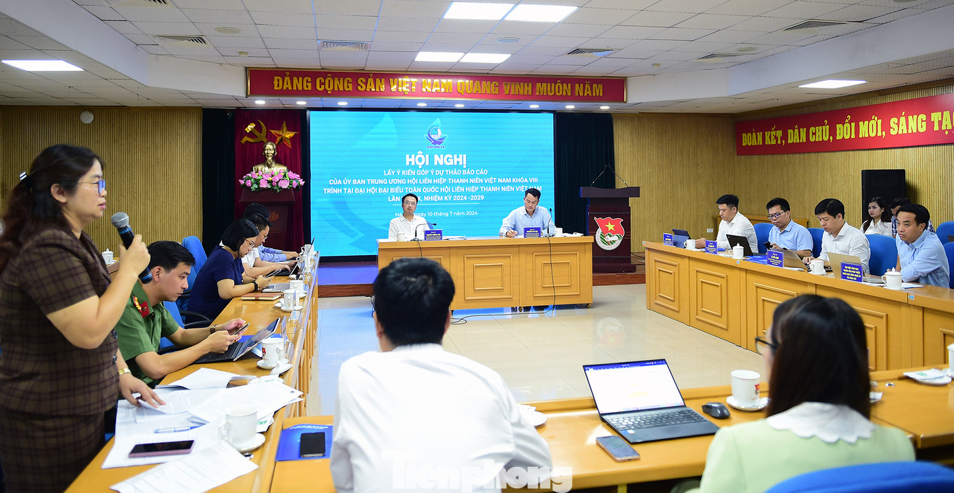 Hội nghị góp ý dự thảo Báo cáo trình Đại hội IX. Ảnh: Xuân Tùng