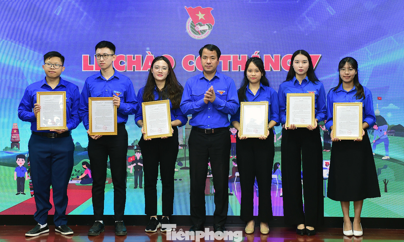 Anh Ngô Văn Cương - Bí thư T.Ư Đoàn trao quyết định các công chức mới được tuyển dụng. Ảnh: Xuân Tùng Anh Ngô Văn Cương - Bí thư T.Ư Đoàn trao quyết định các công chức mới được tuyển dụng. Ảnh: Xuân Tùng