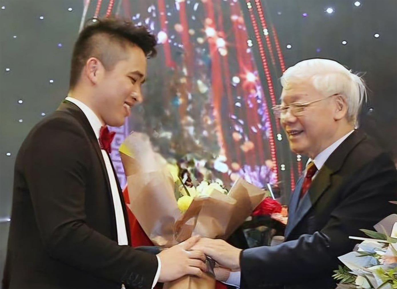 Nghệ sĩ Ninh Đức Hoàng Long vinh dự được Tổng Bí thư Nguyễn Phú Trọng tặng hoa trong chương trình Nghệ thuật Xuân quê hương năm 2019. Ảnh: NVCC Nghệ sĩ Ninh Đức Hoàng Long vinh dự được Tổng Bí thư Nguyễn Phú Trọng tặng hoa trong chương trình Nghệ thuật Xuân quê hương năm 2019. Ảnh: NVCC