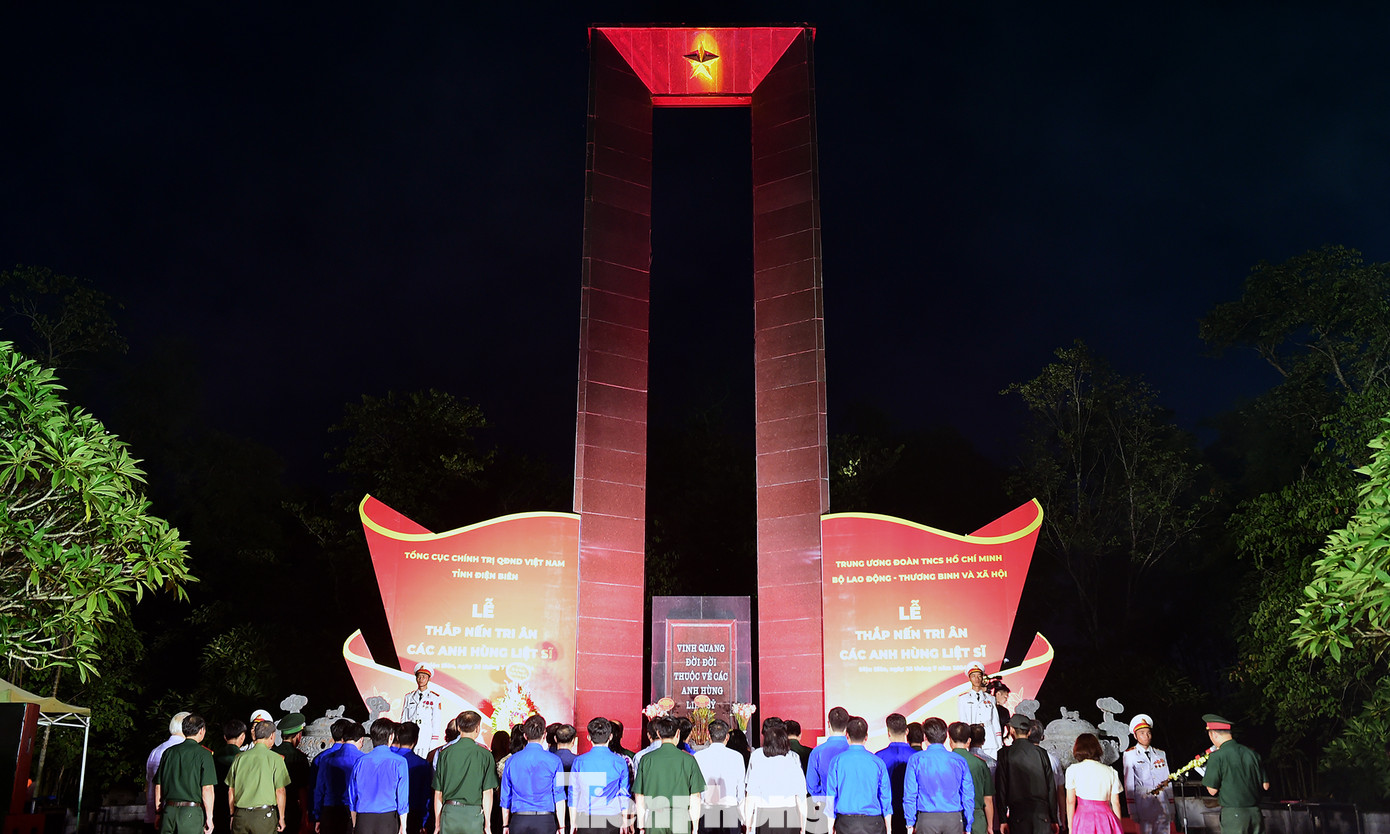 Lễ thắp nến tri ân tại Nghĩa trang liệt sĩ Độc Lập (Điện Biên) tối 26/7. Ảnh: Xuân Tùng