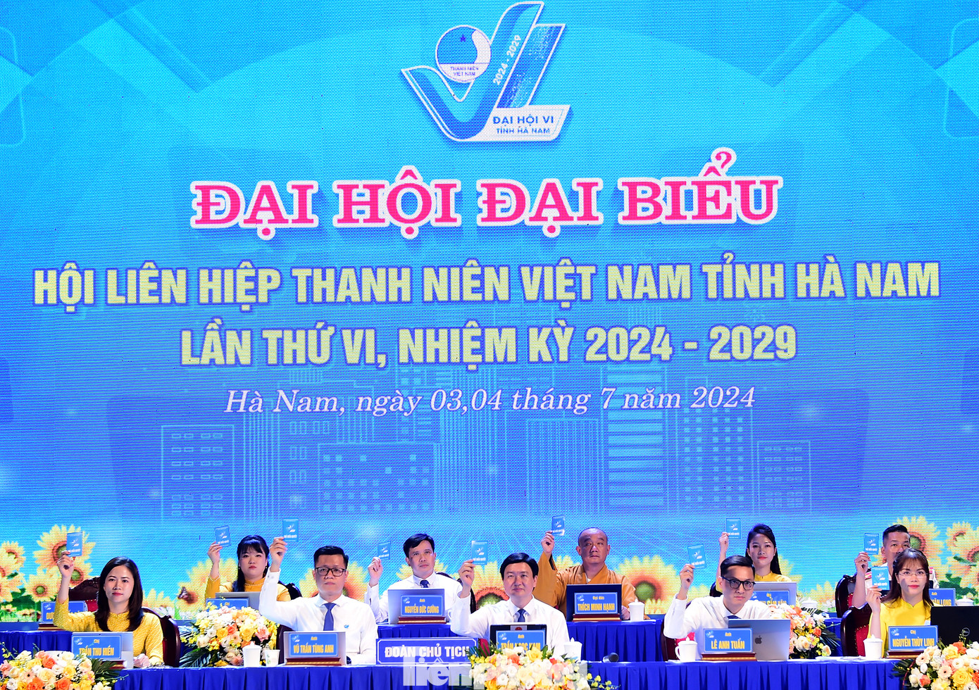 Đoàn Chủ tịch và các đại biểu tham biểu quyết hiệp thương tại Đại hội.