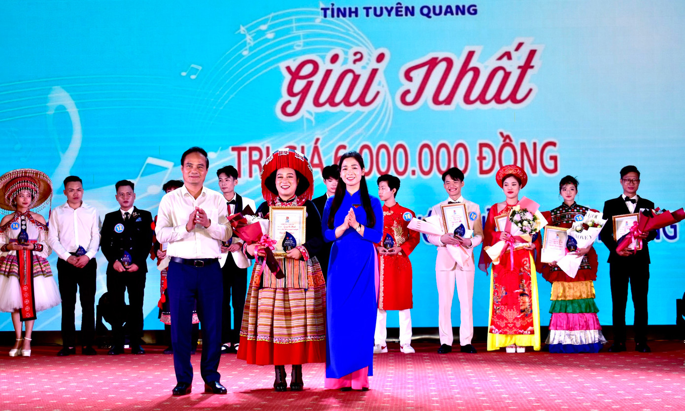 Phó Chủ tịch UBND tỉnh Tuyên Quang Hoàng Việt Phương và Bí thư Tỉnh Đoàn – Chủ tịch Hội LHTN Việt Nam tỉnh Tuyên Quang Dương Minh Nguyệt trao giải Nhất cho thí sinh Giàng Thị Thanh. Ảnh: BTC