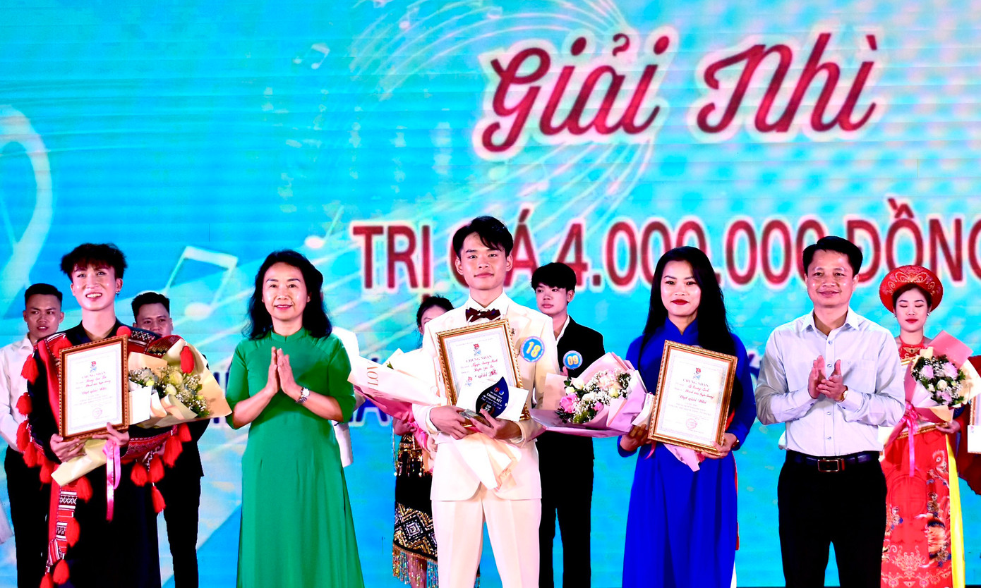 Ba thí sinh đoạt giải Nhì cuộc thi. Ảnh: BTC