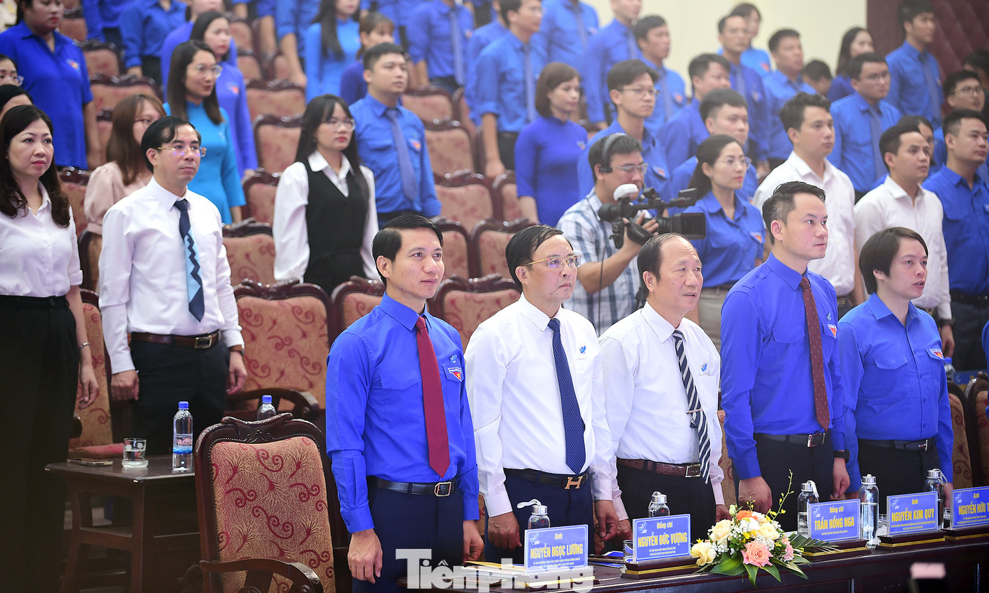 Các đại biểu thực hiện lễ chào cờ tại Đại hội.